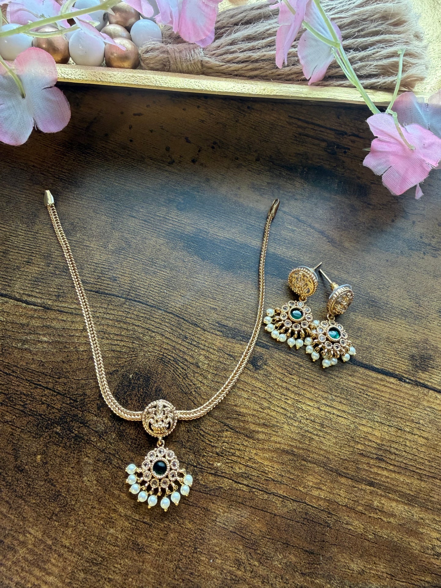 Temple Sleek Choker